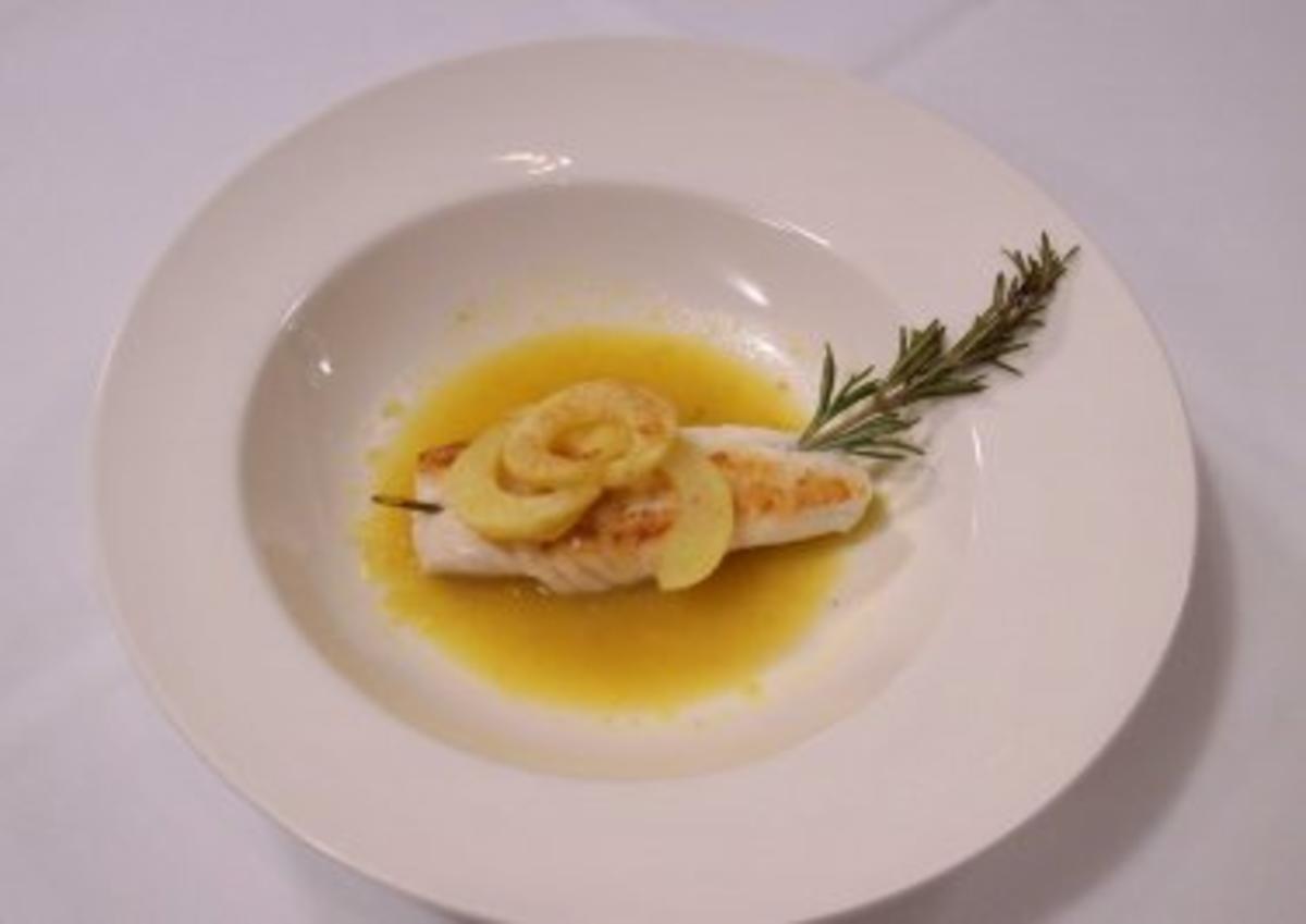 Bilder für Saint-Pierre-Fisch mit Rosmarinspieß an Zitronen-Knoblauch-Sud - Rezept