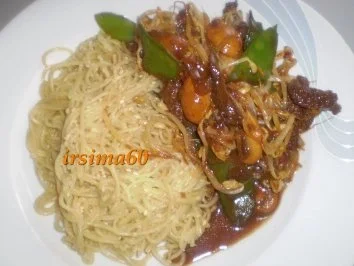 Rezept: Süß - scharfes Rindfleisch mit Sesamnudeln Süß - scharfes Rindfleisch mit Sesamnudeln - Rezept