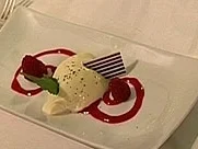 Weiße Schokoladenmousse auf Himbeerspiegel mit grünem Tee - Rezept