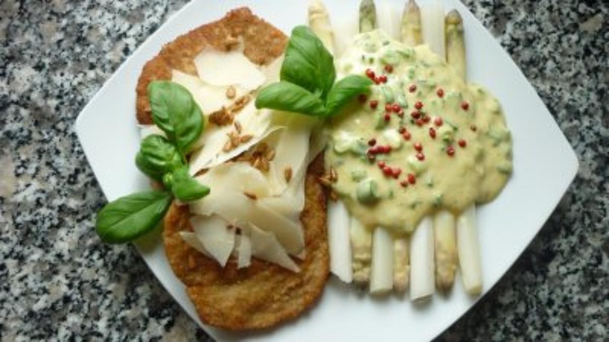 Parmesanschnitzel mit weissem Spargel an Pistazien-Frühlingszwiebel-Hollandaise - Rezept