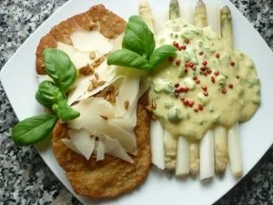 Rezept: Parmesanschnitzel mit weissem Spargel an Pistazien-Frühlingszwiebel-Hollandaise Parmesanschnitzel mit weissem Spargel an Pistazien-Frühlingszwiebel-Hollandaise - Rezept