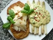 Parmesanschnitzel mit weissem Spargel an Pistazien-Frühlingszwiebel-Hollandaise - Rezept
