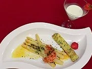 Spargel mit Scampi in Passionsfrucht-Dressing und Zitronensorbet - Rezept - Bild Nr. 2