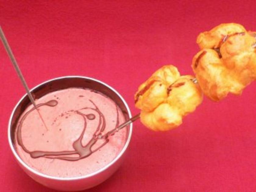 Profiteroles gefüllt mit Mascarpone und frischen Waldbeeren - Rezept ...