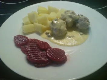 Königsberger Klopse mit Salzkartoffeln und Rote Beete - Rezept
