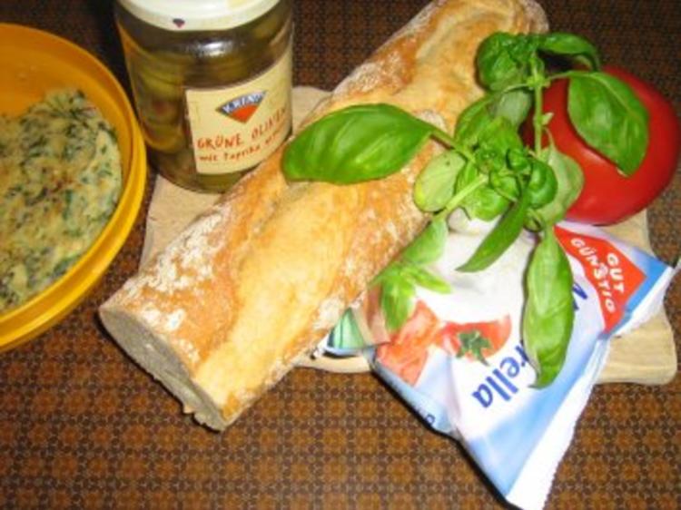 Baguette mit Kräuterbutter und Bruscetta lecker überbacken - Rezept ...