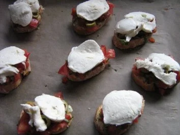 Baguette mit Kräuterbutter und Bruscetta lecker überbacken - Rezept - Bild Nr. 5