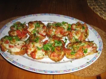 Baguette mit Kräuterbutter und Bruscetta lecker überbacken - Rezept