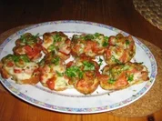 Baguette mit Kräuterbutter und Bruscetta lecker überbacken - Rezept