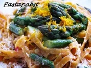 Tomatentagliatelle mit grünem Spargel in Orangensauce - Rezept