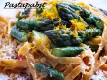 Tomatentagliatelle mit grünem Spargel in Orangensauce - Rezept