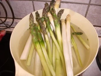 Rezept: Grüner und weißer Spargel in Sauce Hollandaise und Beilagen Bild Nr. 2 Grüner und weißer Spargel in Sauce Hollandaise und Beilagen - Rezept - Bild Nr. 2