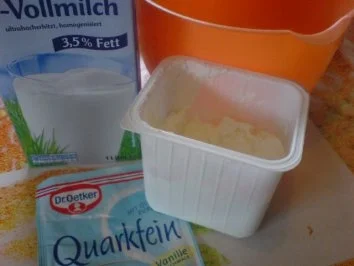 Rezept: Quarkcreme mit marinierten Erdbeeren oder Rhabarberkompott Bild Nr. 4 Quarkcreme mit marinierten Erdbeeren oder Rhabarberkompott - Rezept - Bild Nr. 4