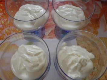 Rezept: Quarkcreme mit marinierten Erdbeeren oder Rhabarberkompott Bild Nr. 7 Quarkcreme mit marinierten Erdbeeren oder Rhabarberkompott - Rezept - Bild Nr. 7