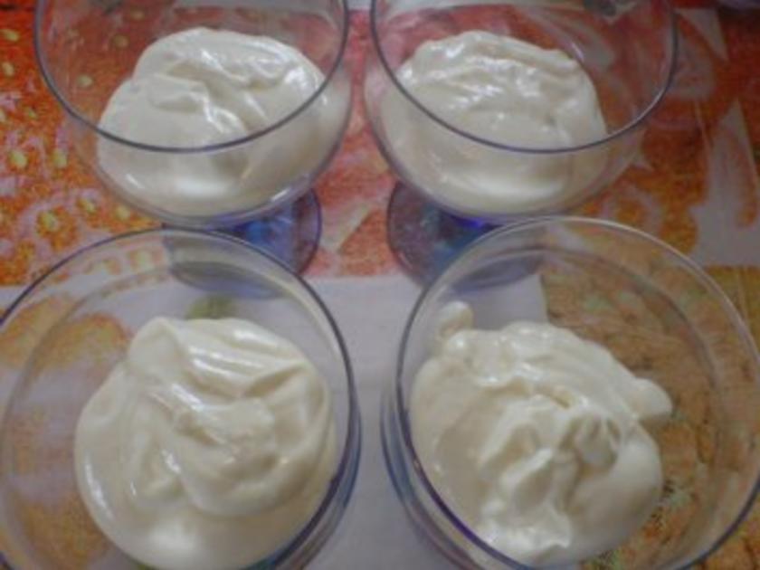 Quarkcreme mit marinierten Erdbeeren oder Rhabarberkompott - einfach ...