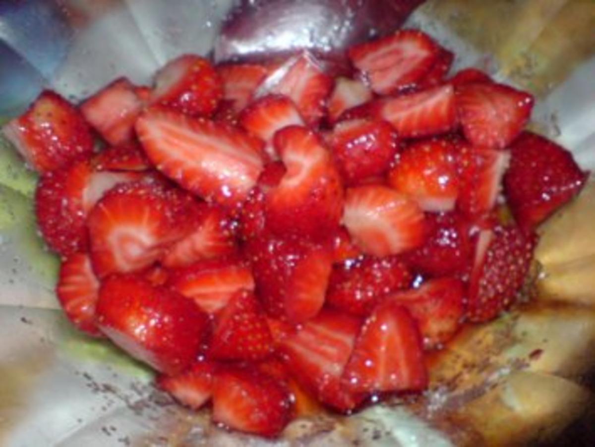 Quarkcreme mit marinierten Erdbeeren oder Rhabarberkompott - Rezept - Bild Nr. 8