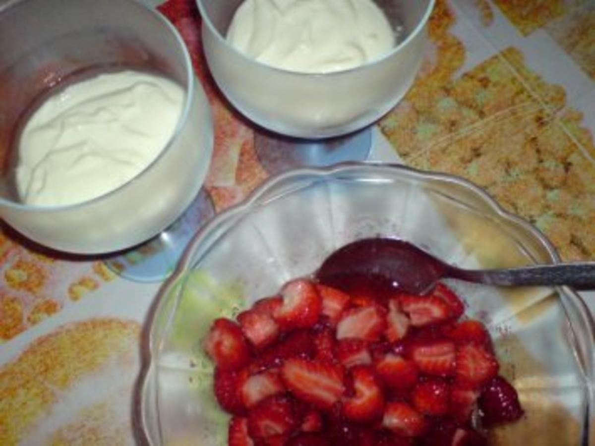 Quarkcreme mit marinierten Erdbeeren oder Rhabarberkompott - Rezept ...