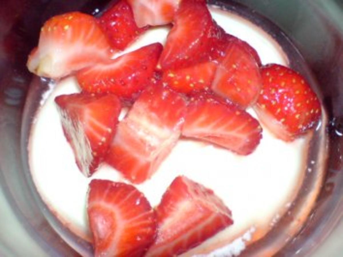 Quarkcreme mit marinierten Erdbeeren oder Rhabarberkompott - Rezept