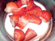 Quarkcreme mit marinierten Erdbeeren oder Rhabarberkompott - Rezept