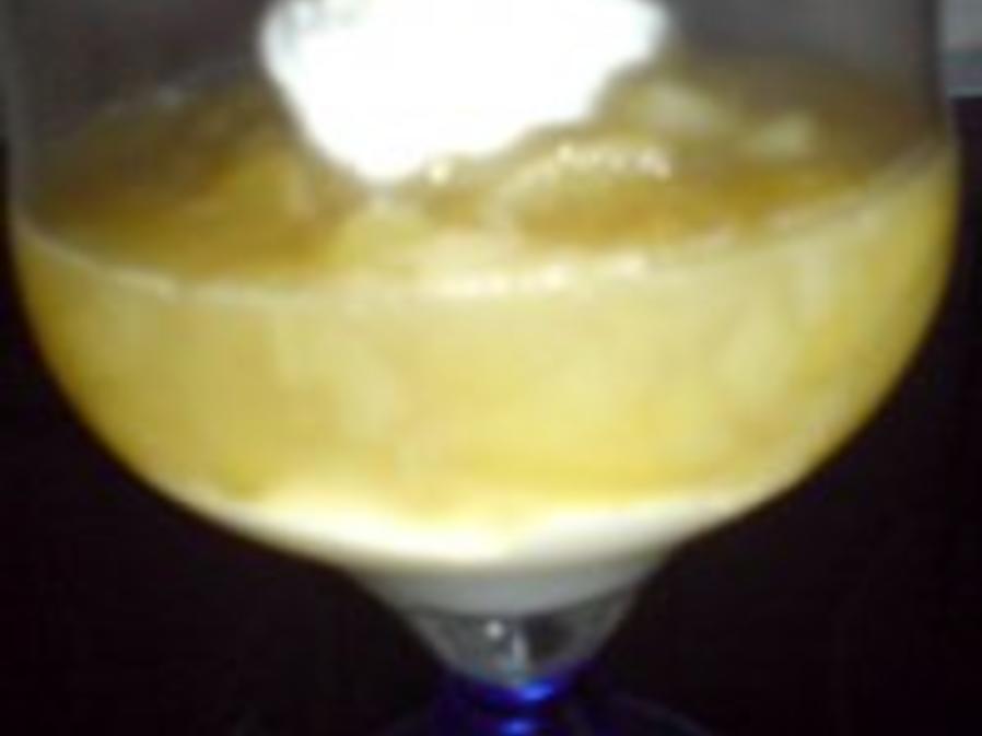 Quarkcreme mit marinierten Erdbeeren oder Rhabarberkompott - einfach ...