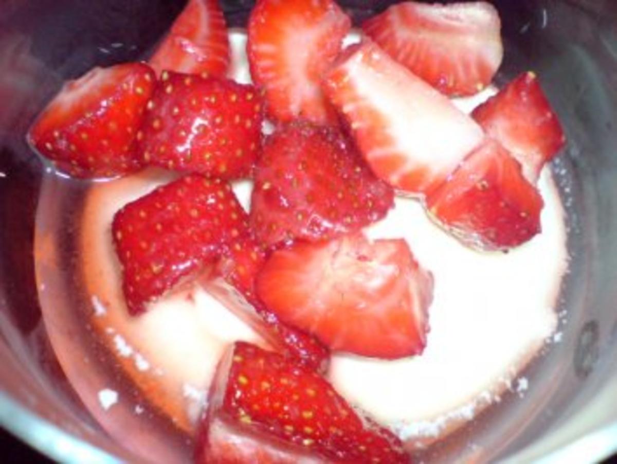 Quarkcreme mit marinierten Erdbeeren oder Rhabarberkompott - Rezept - Bild Nr. 26