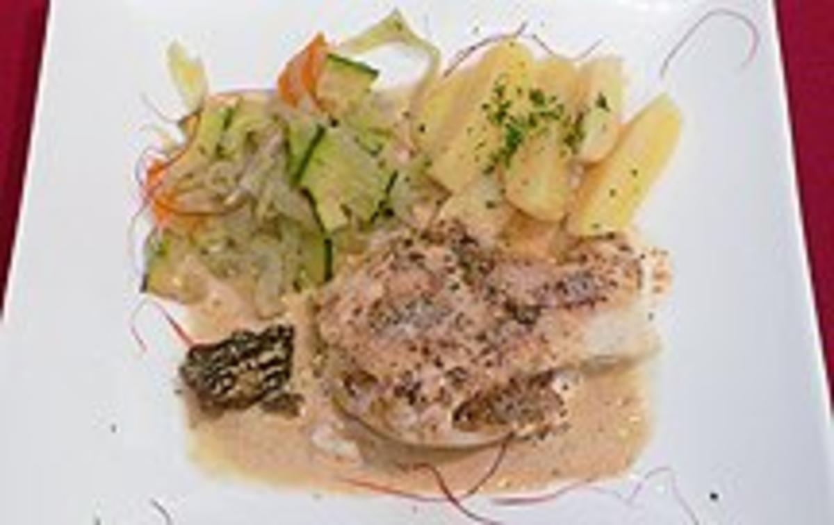 Steinbeißer in Morchelrahm auf Gemüsestreifen mit Gewürzsudkartoffeln - Rezept - Bild Nr. 2