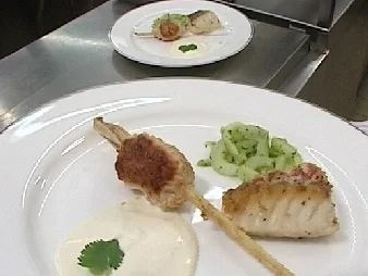 Papageienfisch u. Garnelen-Spieß auf Gurkensalat an Limettencreme - Rezept