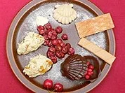 Quarkspeise Pasha mit Fruchtsoße, Rosenzucker und Keksen - Rezept - Bild Nr. 2