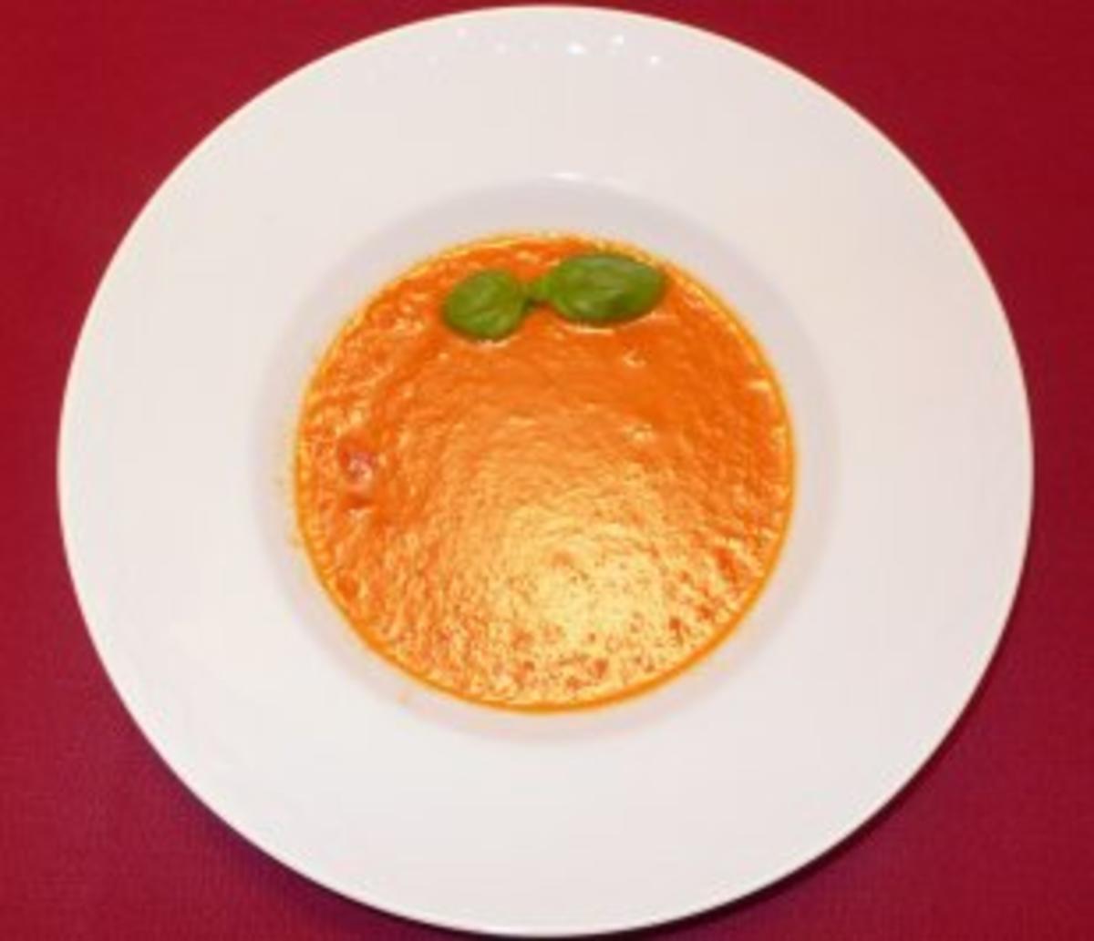 Bilder für Cremesüppchen von der roten Paprika mit rosa Grapefruit und Crostini Luciano - Rezept