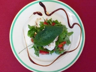 Erdbeer-Rucolasalat mit Streifen vom gegrillten Seeteufel - Rezept - Bild Nr. 2