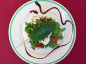 Erdbeer-Rucolasalat mit Streifen vom gegrillten Seeteufel - Rezept - Bild Nr. 2