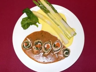Rezept: Putenröllchen in Weinsoße mit weiß-grünem Spargel - Zarte Wickel Bild Nr. 2 Putenröllchen in Weinsoße mit weiß-grünem Spargel - Zarte Wickel - Rezept - Bild Nr. 2