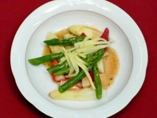 Rezept: Spargelsalat mit Erdbeeren und Cranberry-Vinaigrette Bild Nr. 2 Spargelsalat mit Erdbeeren und Cranberry-Vinaigrette - Rezept - Bild Nr. 2