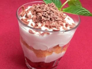 Rezept: Calvadoskirschen mit Quarkcreme und Schokosplitter Bild Nr. 2 Calvadoskirschen mit Quarkcreme und Schokosplitter - Rezept - Bild Nr. 2