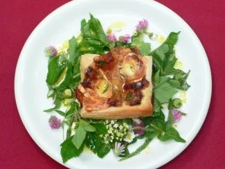 Schalotten-Ziegenkäsepasteten an Wildsalat - Rezept - Bild Nr. 2