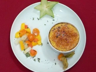 Rezept: Creme Brulee vom Ziegenkäse mit exotischem Fruchtsalat Bild Nr. 2 Creme Brulee vom Ziegenkäse mit exotischem Fruchtsalat - Rezept - Bild Nr. 2