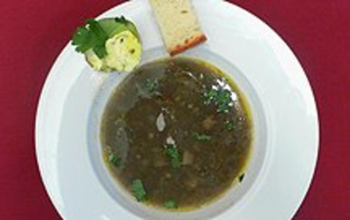 Artischockensuppe nach sardischer Art mit Brot und Kräuterbutter ...