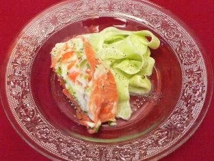 Rezept: Buttermilchterrine im Ikarimi-Räucherlachsmantel auf Gurkensalat Bild Nr. 2 Buttermilchterrine im Ikarimi-Räucherlachsmantel auf Gurkensalat - Rezept - Bild Nr. 2