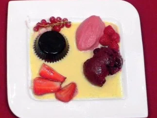 Johannisbeergelee & Cassissorbet auf Vanillesoße mit marinierten Beeren - Rezept - Bild Nr. 2