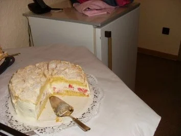 Rezept: Erdbeer-Torte mit Makronenguß Erdbeer-Torte mit Makronenguß - Rezept