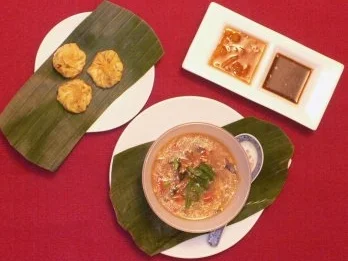 Sauer-scharfe Suppe mit Meeresfrüchten und gerösteten Wan Tans - Rezept - Bild Nr. 2