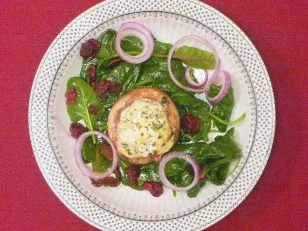Rezept: Frischer Blattspinat mit warmem Speck-Dressing & gefüllten Champignonkronen Bild Nr. 2 Frischer Blattspinat mit warmem Speck-Dressing & gefüllten Champignonkronen - Rezept - Bild Nr. 2