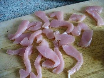 Grünes Reistürmchen, umrahmt von Puten- und Paprikageschnetzeltem - Rezept - Bild Nr. 3