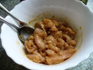 Grünes Reistürmchen, umrahmt von Puten- und Paprikageschnetzeltem - Rezept - Bild Nr. 5