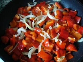 Grünes Reistürmchen, umrahmt von Puten- und Paprikageschnetzeltem - Rezept - Bild Nr. 8