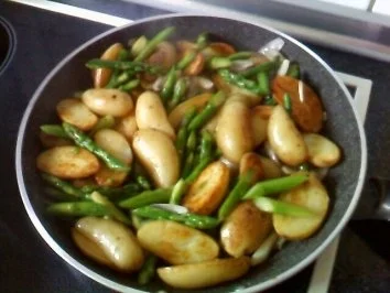 Kartoffelpfanne mit grünem Spargel und Ajvar-Joghurt - Rezept