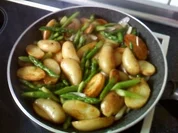 Kartoffelpfanne mit grünem Spargel und Ajvar-Joghurt - Rezept