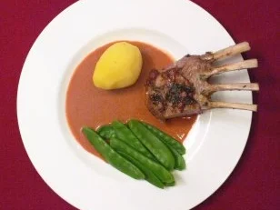 Rezept: Karree vom Salzwiesenlamm mit Zuckerschoten und Salzkartoffeln Bild Nr. 2 Karree vom Salzwiesenlamm mit Zuckerschoten und Salzkartoffeln - Rezept - Bild Nr. 2