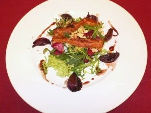 Variationen von Blattsalaten mit warmen Balsamico-Zwiebeln und Nüssen - Rezept - Bild Nr. 2