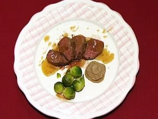 Rezept: Hirschrückensteak mit Maronenpüree und Rosenkohl Bild Nr. 2 Hirschrückensteak mit Maronenpüree und Rosenkohl - Rezept - Bild Nr. 2